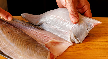 魚を捌く